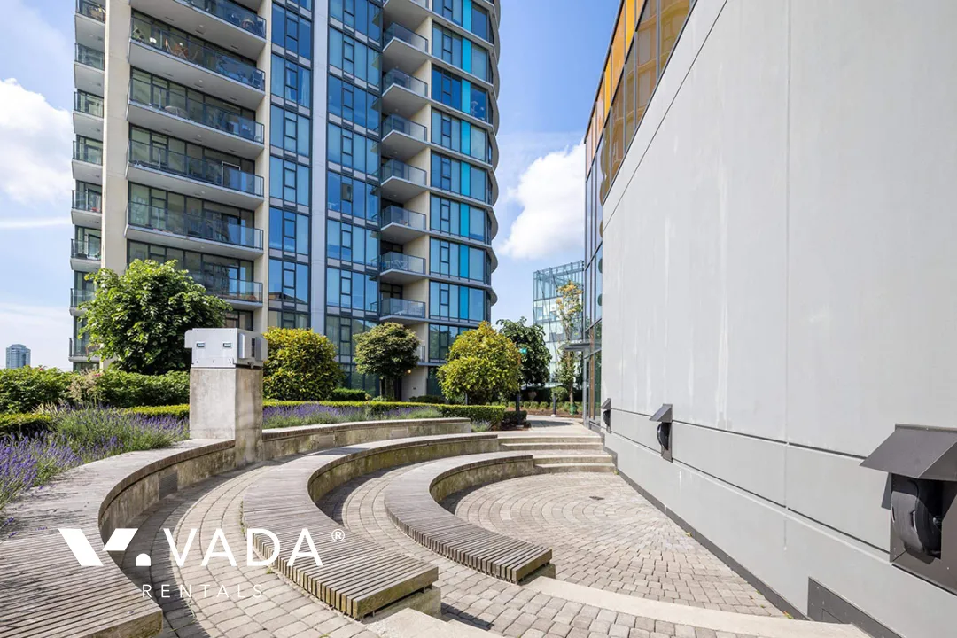 Building - Kings Crossing in Burnaby, BC at 7388 Kingsway