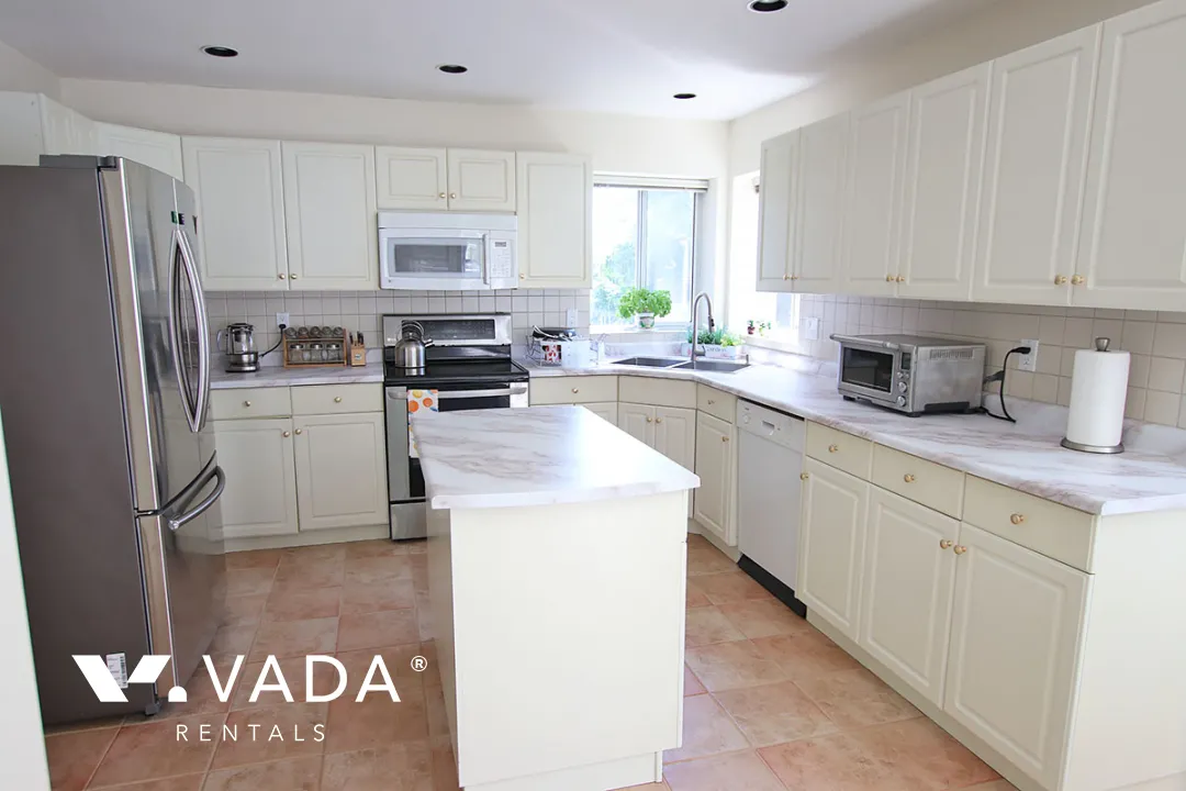 Westwood Plateau - 5 Bedroom House (Upper Level) For Rent in Coquitlam at 1572 Salal Crescent, Coquitlam, BC, V3E 2X7