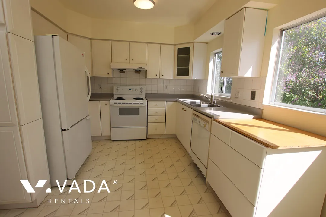 Sunset - 3 Bedroom House (Upper Level) For Rent in Vancouver at 156 East 53rd Avenue, Vancouver, BC