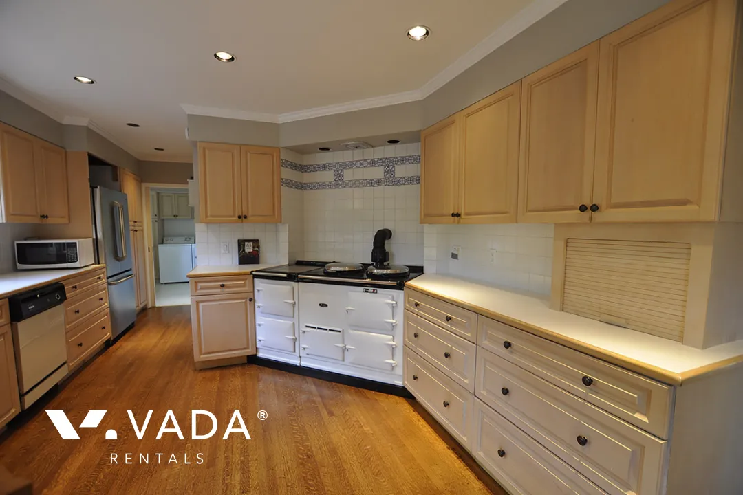 British Properties - 5 Bedroom House For Rent in West Vancouver at 1084 Eyremount Drive, West Vancouver, BC