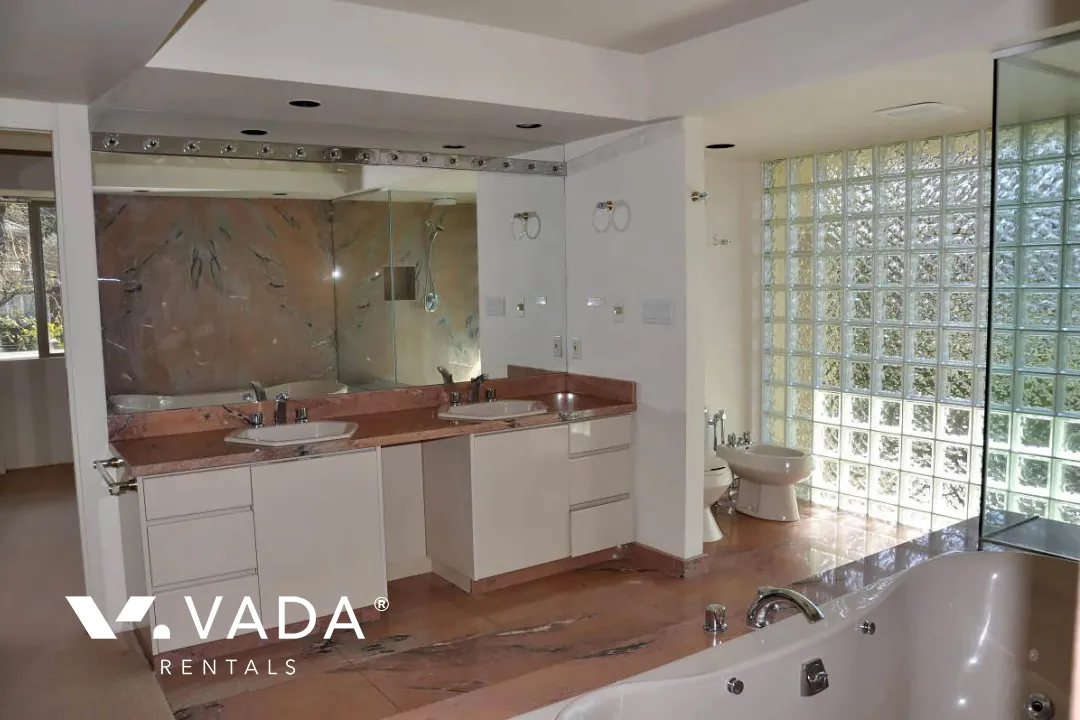 Kerrisdale - 5 Bedroom House For Rent in Vancouver at 6211 Marguerite Street, Vancouver, BC