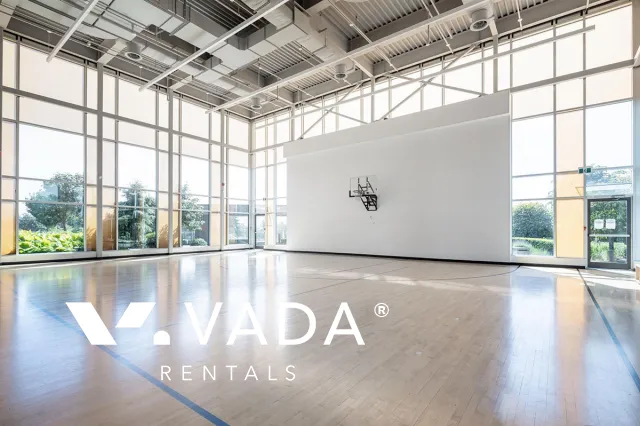 Building - Kings Crossing in Burnaby, BC at 7388 Kingsway