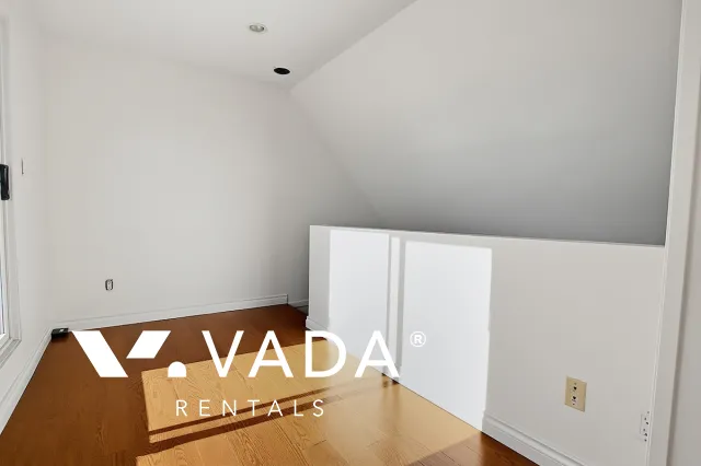 Laurel Court in Fairview - 1 Bedroom Townhouse For Rent in Vancouver at 8 - 870 West 7th Avenue, Vancouver, BC, V5Z 4C1