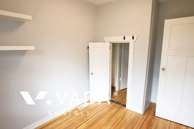 Riley Park - 5 Bedroom House For Rent in Vancouver at 76 East 42nd Avenue, Vancouver, BC, V5W 1S3