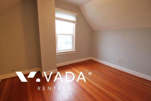 Willingdon Heights - 4 Bedroom House (Upper Level) For Rent in Burnaby at 3904A Pender Street, Burnaby, BC