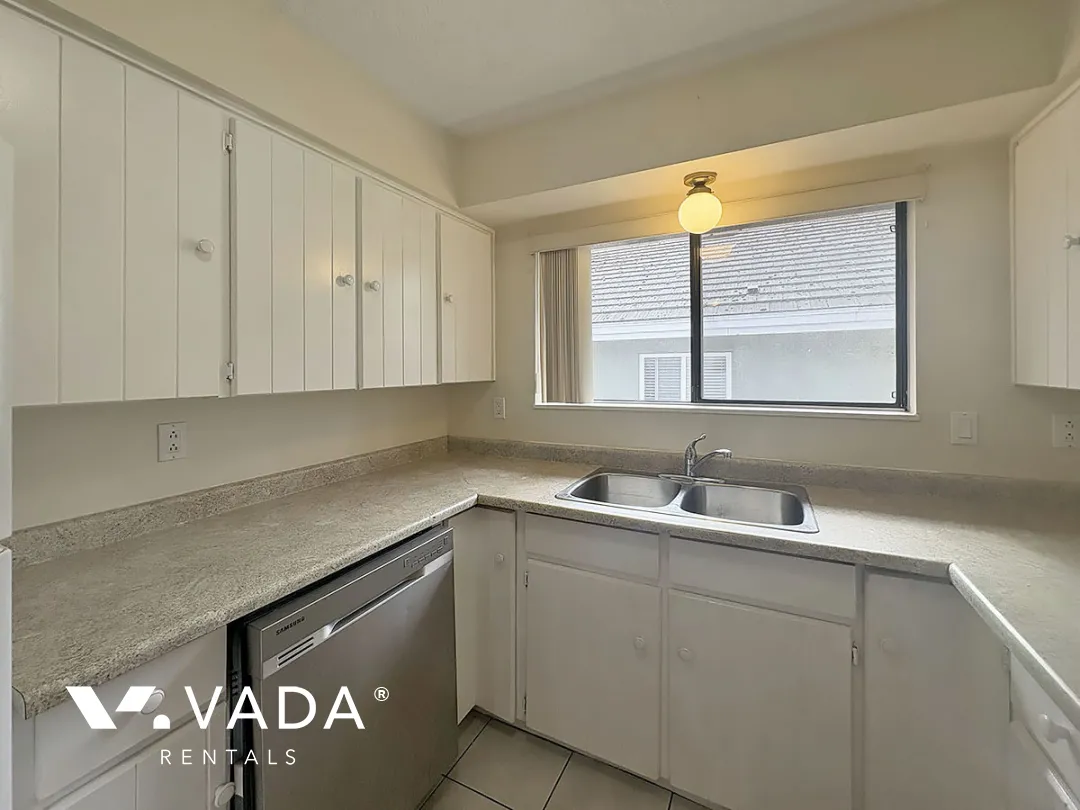 Burquitlam - 5 Bedroom Duplex For Rent in Coquitlam at 521A Ebert Avenue, Coquitlam, BC, V3J 2L1