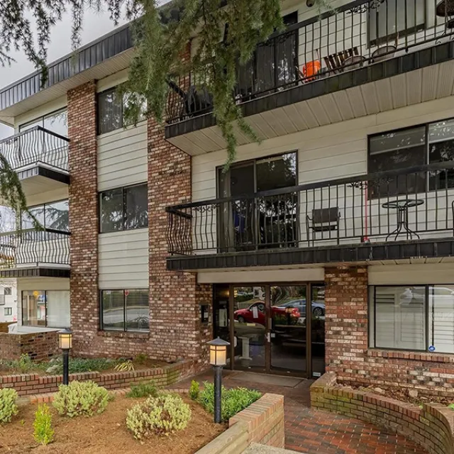 Building - Maple Gardens in Vancouver, BC at 2330 Maple Street