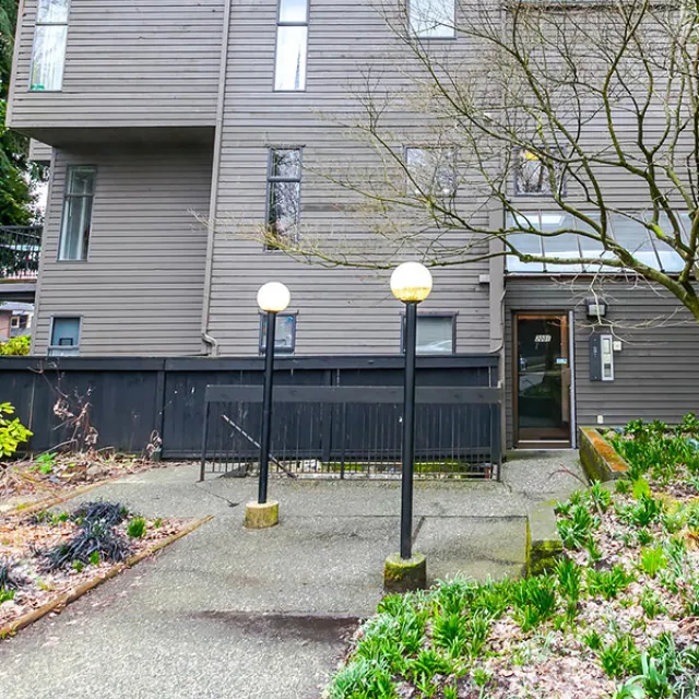 Balsam Mews in Kitsilano - 3 Bedroom Apartment For Rent in Vancouver 204 - 2001 Balsam Street, Vancouver, BC