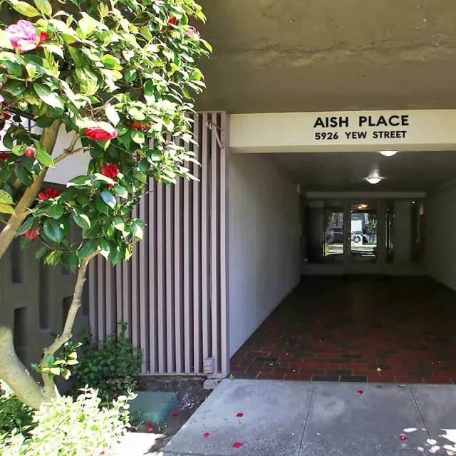 Aish Place in Kerrisdale - 2 Bedroom Apartment For Rent in Vancouver 404 - 5926 Yew Street, Vancouver, BC
