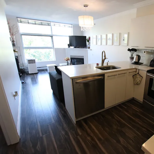 Broadway Crest in Mount Pleasant East - Furnished 1 Bedroom Apartment For Rent in Vancouver 322 - 418 East Broadway, Vancouver, BC