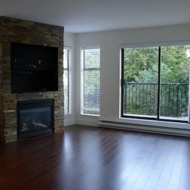 Balsam Mews in Kitsilano - 3 Bedroom Apartment For Rent in Vancouver 204 - 2001 Balsam Street, Vancouver, BC