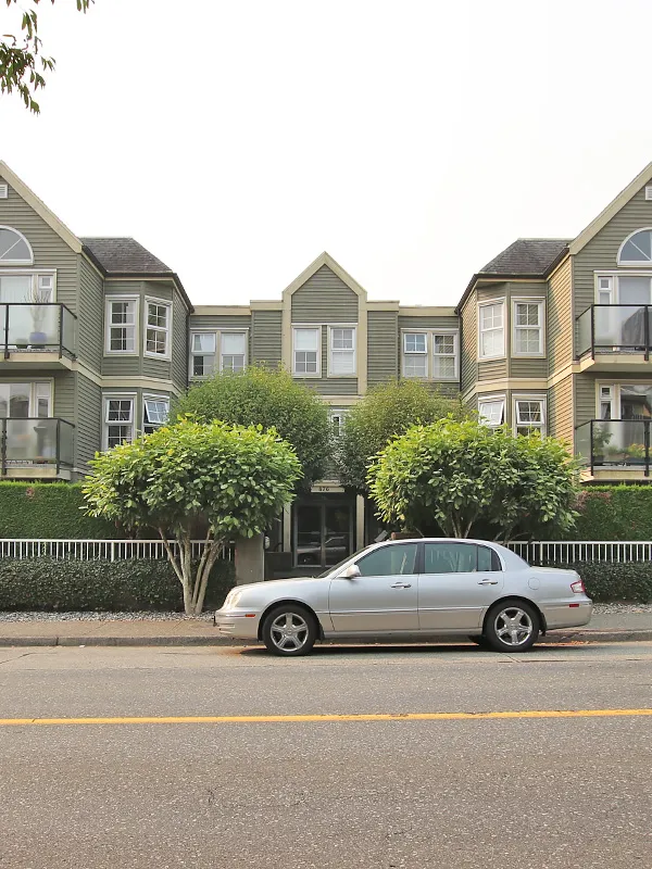 Building - Woodford Place in Vancouver, BC at 876 West 16th Avenue
