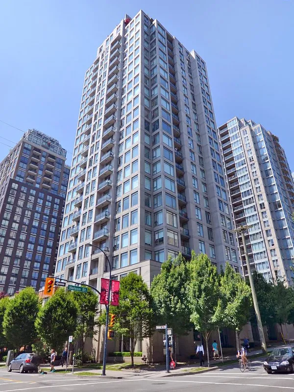 Building - The Bentley in Vancouver, BC at 1001 Homer Street