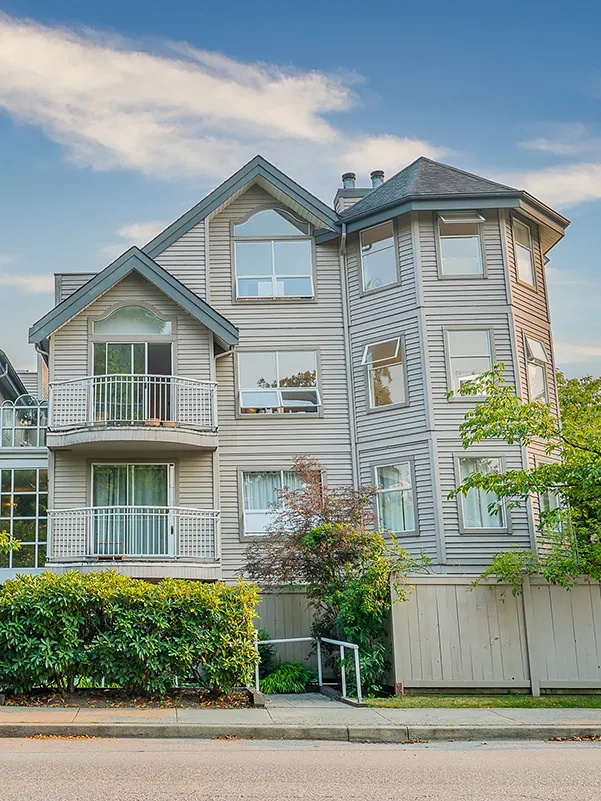 Building - 592 West 16th in Vancouver, BC at 592 West 16th Avenue